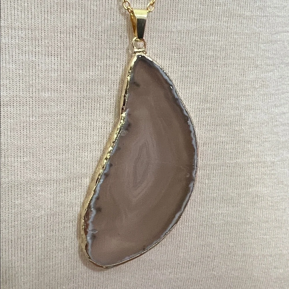 Elegant Gold and Creamy Brown Agate Pendant Necklace